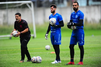 CAXIAS DO SUL, RS, BRASIL, 12/03/2025. Treino do Caxias no CT Baixada Rubra Vanderlei Bersaghi. A SER Caxias está se preparando para a estreia da série C do Campeonato Brasileiro 2025. Na foto, o preparador de goleiros, Marcos Muniz Gomes (E) e o Thiago Coelho (C). (Porthus Junior/Agência RBS)<!-- NICAID(15994393) -->