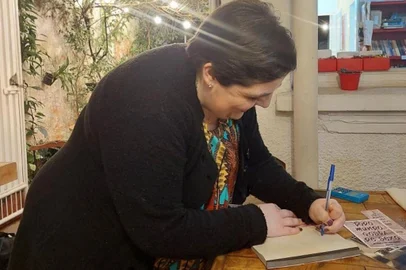 No domingo (17) a escritora caxiense Maya Falks, vai lançar o livro "Todo mundo gosta de sexo" no Zarabatana Café, às 14h.<!-- NICAID(15538071) -->