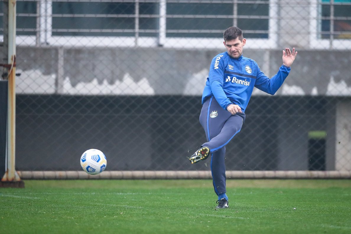 Grêmio pode desfazer esquema com três zagueiros, com a volta de Kannemann.