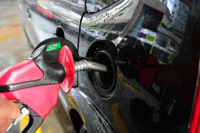 CAXIAS DO SUL, RS, BRASIL, 19/02/2019. Blitz do Pioneiro nos preços da gasolina em Caxias. Carros sendo abastecidos. Bomba de gasolina. (Porthus Junior/Agência RBS)<!-- NICAID(13964011) -->