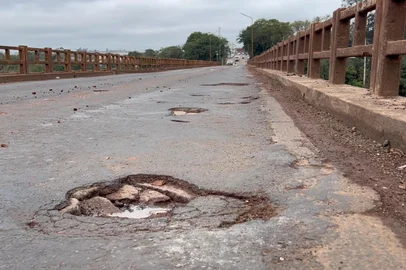 Motoristas relatam medo ao cruzar ponte sobre o Rio Ijuí, entre Santo Ângelo e Entre-Ijuís<!-- NICAID(16078336) -->