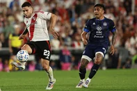 River Plate's midfielder Rodrigo Villagra (L) and Talleres' forward Cristian Tarragona fight for the ball during the Argentine Professional Football League Cup 2024 match between River Plate and Talleres at the Mas Monumental stadium in Buenos Aires on September 29, 2024. (Photo by ALEJANDRO PAGNI / AFP)Editoria: SPOLocal: Buenos AiresIndexador: ALEJANDRO PAGNISecao: soccerFonte: AFPFotógrafo: STR<!-- NICAID(16204574) -->