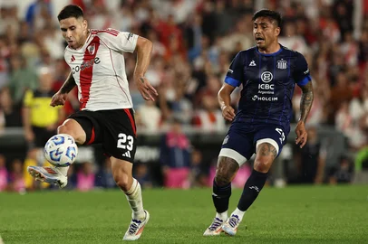 River Plate's midfielder Rodrigo Villagra (L) and Talleres' forward Cristian Tarragona fight for the ball during the Argentine Professional Football League Cup 2024 match between River Plate and Talleres at the Mas Monumental stadium in Buenos Aires on September 29, 2024. (Photo by ALEJANDRO PAGNI / AFP)Editoria: SPOLocal: Buenos AiresIndexador: ALEJANDRO PAGNISecao: soccerFonte: AFPFotógrafo: STR<!-- NICAID(16204574) -->