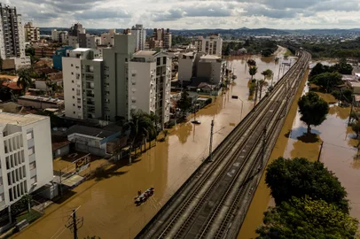 SÃO LEOPOLDO, RS, BRASIL - 2024.05.09 - Bairro centro de São Leopoldo teve pequeno recuo da água, mas ainda sofre com a cheia do Rio dos Sinos. Bombeiros e voluntários fazem incursões de barco pelas ruas para resgatar moradores ou levar mantimentos aos que ainda não deixaram suas casas. (Foto: André Ávila/ Agência RBS)<!-- NICAID(15759615) -->