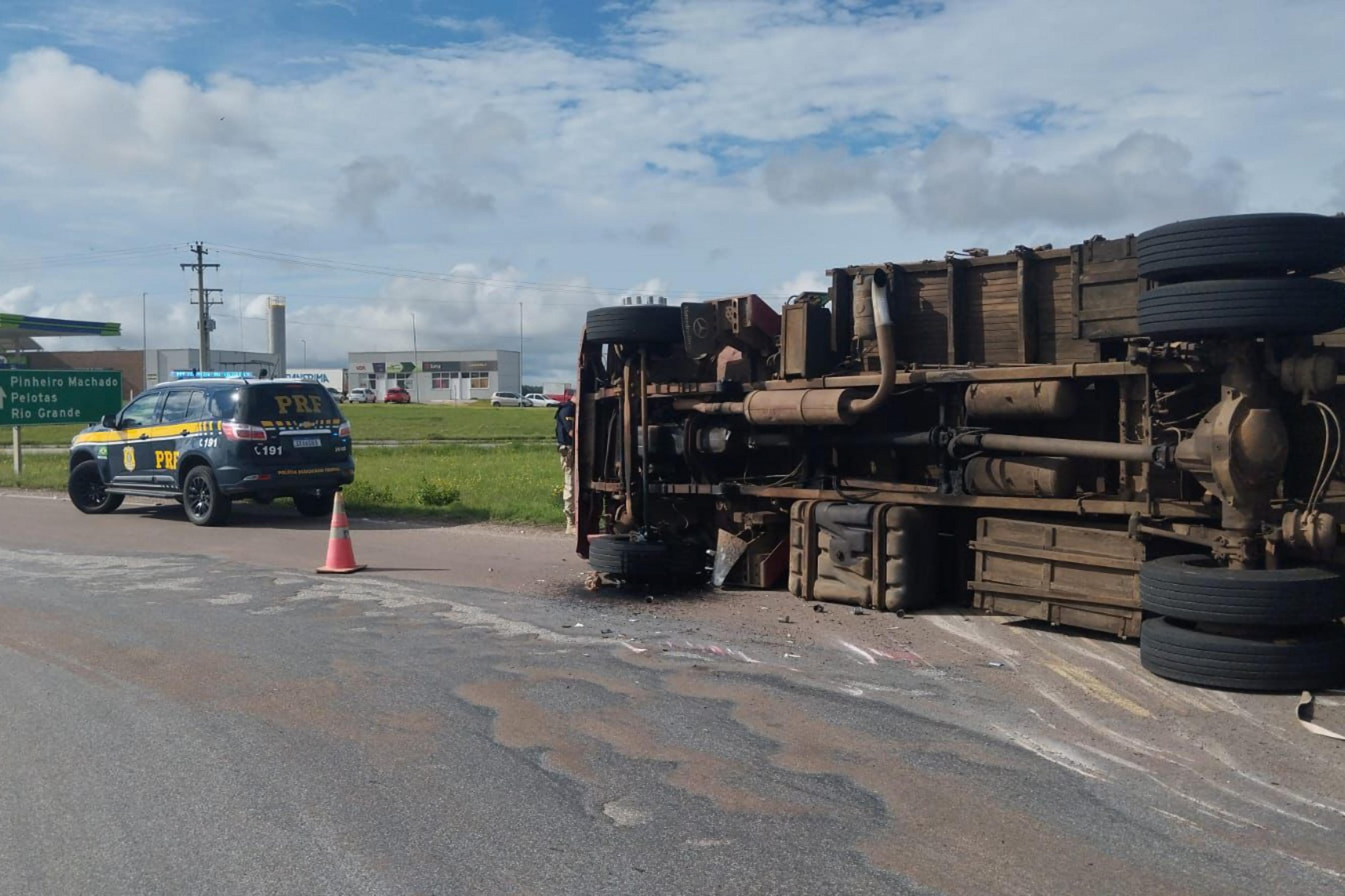 Caminh&atilde;o com carga de bananas tomba em Bag&eacute;