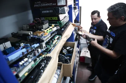 PORTO ALEGRE, RS, BRASIL, 10-03-2026: Alunos do Senac Tech produzem computadores novos a partir de sucata eletrônica. Foto Jonathan Heckler/Agência RBS<!-- NICAID(16242072) -->