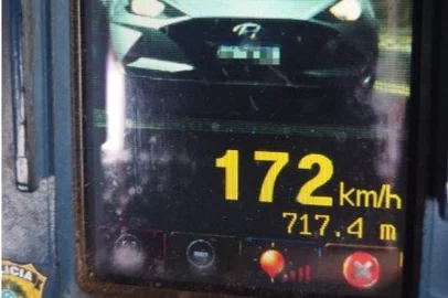 Divulgação / PRF Carro é flagrado a 172 km/h na BR-293, em Candiota