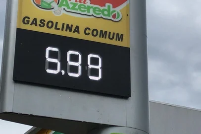 Porto Alegre, RS, Brasil, 02/01/2023 - Preço da gasolina nos postos de Porto Alegre - Foto: Ronaldo Bernardi/Agência RBS<!-- NICAID(15309725) -->