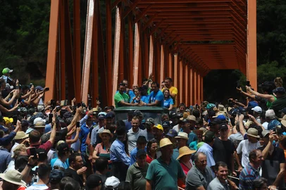 NOVA ROMA DO SUL, RS, BRASIL, 20/01/2024. Financiada pela comunidade, ponte Nossa Senhora de Caravaggio é inaugurada com festa em Nova Roma do Sul. Estrutura original foi levada pela cheia do Rio das Antas em 4 de setembro de 2023. Depois de 138 dias, trânsito para veículos foi liberado na RS-448, retomando a ligação da cidade com Farroupilha. (Bruno Todeschini/Agência RBS)Indexador: BTK<!-- NICAID(15656132) -->