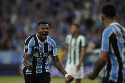 GAUCHÃO  PORTO ALEGRE, RS, BRASIL, 22-02-2025 - Grêmio e Juventude se enfrentam pelo jogo de ida da semifinal do Campeonato Gaúcho 2025, na Arena, em Porto Alegre. Gol anulado, Edenílson.  Foto: Mateus Bruxel / Agência RBS<!-- NICAID(15982150) -->