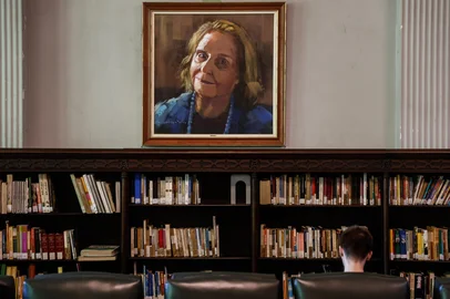 PORTO ALEGRE, RS, BRASIL - 2024.02.23 - Em tempos de livros comprados na Amazon e lidos em ebook, um hábito que parece totalmente antiquado, o de retirar livros nas bibliotecas de forma gratuita, ainda se mantém. Principal biblioteca de Porto Alegre, a Biblioteca Pública do Estado é importante para quem não tem dinheiro para comprar livros e até jovens que estão estudando para o vestibular e precisam ler as leituras obrigatórias. (Foto: André Ávila/ Agência RBS)<!-- NICAID(15688420) -->