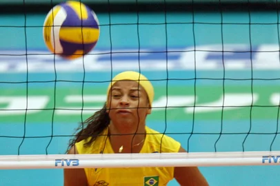 Brazilian player Welissa Gonzaga (R) receives the ball to return against Serbia Montenegro during their semi-final match of the Women's Volleyball World Championships in Osaka, 15 November 2006.  Brazil won the match 3-1 (25-17, 25-14, 21-25, 25-20).  At left is Brazilian player Walewska Oliveira.        AFP PHOTO / KAZUHIRO NOGI (Photo by KAZUHIRO NOGI / AFP)Editoria: SPOLocal: OsakaIndexador: KAZUHIRO NOGISecao: volleyballFonte: AFP<!-- NICAID(15548508) -->