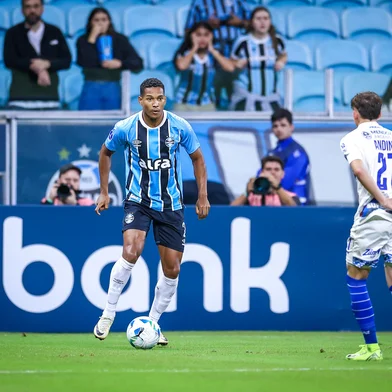 PORTO ALEGRE, RS, BRASIL, 13-050-2025: Lance da partida entre Grêmio e Godoy Cruz, disputada na noite desta terca-feira, na Arena do Gremio, válida pela Copa Sul-americana. Na foto, o lateral-direito João Lucas.(Foto: Lucas Uebel/Grêmio/Divulgação)<!-- NICAID(16038177) -->