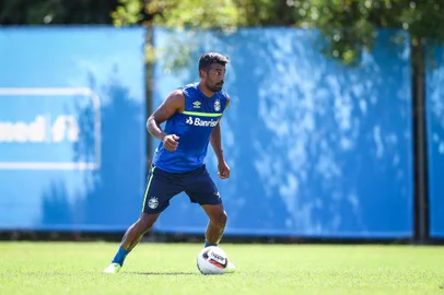RS - FUTEBOL/ PRE-TEMPORADA GREMIO 2022 - ESPORTES - Jogadores do Gremio realizam treinamento tÃ©cnico durante a tarde desta quarta-feira, no CT Presidente Helio Dourado, na Pre-Temporada 2022. FOTO: LUCAS UEBEL/GREMIO FBPANa foto: Thiago Santos, volante do Grêmio<!-- NICAID(14997600) -->