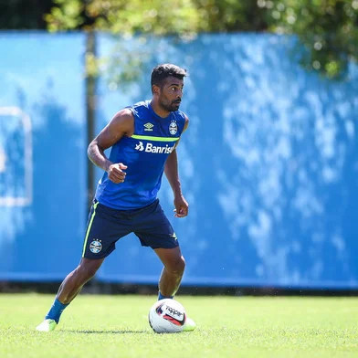 RS - FUTEBOL/ PRE-TEMPORADA GREMIO 2022 - ESPORTES - Jogadores do Gremio realizam treinamento tÃ©cnico durante a tarde desta quarta-feira, no CT Presidente Helio Dourado, na Pre-Temporada 2022. FOTO: LUCAS UEBEL/GREMIO FBPANa foto: Thiago Santos, volante do Grêmio<!-- NICAID(14997600) -->