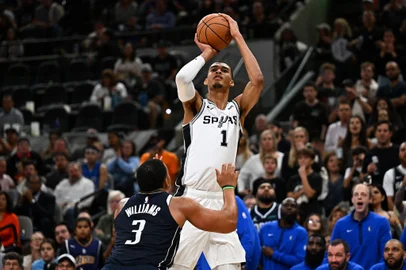 San Antonio Spurs' French forward-center #01 Victor Wembanyama shoots the ball past Dallas Mavericks' US power forward #03 Grant Williams during the NBA basketball game between the Dallas Mavericks and the San Antonio Spurs at the AT&T Center in San Antonio, Texas on October 25, 2023. (Photo by CHANDAN KHANNA / AFP)Editoria: SPOLocal: San AntonioIndexador: CHANDAN KHANNASecao: basketballFonte: AFPFotógrafo: STF<!-- NICAID(15579758) -->