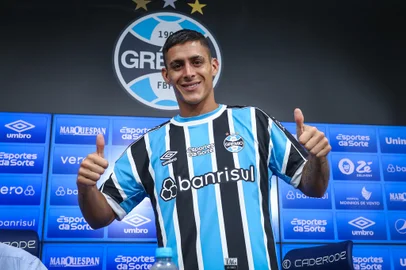 ApresentaÃ§Ã£o Gremio Apresentação de Cristian Pavón no Grêmio - Foto: Lucas Uebel/Grêmio FBPA/DivulgaçãoEditoria: SPOLocal: Porto AlegreIndexador: Lucas UebelSecao: futebolFonte: Gremio.netFotógrafo: ApresentaÃ§Ã£o Gremio <!-- NICAID(15683634) -->