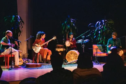 Triúna Mantra faz show autoral no domingoSonoridades indianas e brasileiras estão no repertório do grupoNo próximo domingo (18), às 18h, o grupo musical Triúna Mantra se apresenta na Sala de Teatro Valentim Lazzarotto, junto ao Ordovás. O espetáculo reúne composições autorais que misturam sonoridades e instrumentos indianos com ritmos e instrumentos brasileiros. A apresentação integra a programação do Caxias Em Cena, em projeto contemplado pelo edital 2021 do Financiarte. Antes do show de domingo, no sábado (17), das 14h às 17h, o grupo realiza oficina gratuita no Centro Cultural Moinho da Cascata. <!-- NICAID(15206317) -->