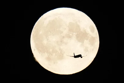 An aircraft flies in front of the Super Blue Moon over Copenhagen, Denmark on August 19, 2024. Supermoons occur when the Moon passes through its perigee, or the point that takes it closest to Earth during its elliptical orbit. This makes it look about 14 percent bigger compared to when it is at its furthest point, and a touch brighter. (Photo by Thomas Traasdahl / Ritzau Scanpix / AFP) / Denmark OUTEditoria: SCILocal: CopenhagenIndexador: THOMAS TRAASDAHLSecao: natural scienceFonte: Ritzau ScanpixFotógrafo: STF<!-- NICAID(15844347) -->