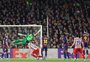 Atlético de Madrid segura pressão do Barcelona e vence jogo de ida das quartas da Champions
