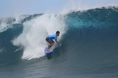 Brazil's Gabriel Medina drops into a wave in the men's surfing bronze medal final, during the Paris 2024 Olympic Games, in Teahupo'o, on the French Polynesian Island of Tahiti, on August 5, 2024. (Photo by Jerome BROUILLET / AFP) / -- IMAGE RESTRICTED TO EDITORIAL USE - STRICTLY NO COMMERCIAL USE --<!-- NICAID(15833416) -->