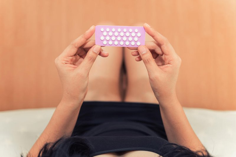 *A PEDIDO DE LETICIA PALUDO* Asian woman holding contraceptive pills in the bed room., Health and medical concept - Foto: Maha Heang/stock.adobe.comFonte: 190979585<!-- NICAID(15106708) -->