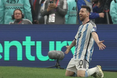 Argentina's forward #10 Lionel Messi celebrates scoring his team's third goal during the Qatar 2022 World Cup final football match between Argentina and France at Lusail Stadium in Lusail, north of Doha on December 18, 2022. (Photo by Adrian DENNIS / AFP)Editoria: SPOLocal: DohaIndexador: ADRIAN DENNISSecao: soccerFonte: AFPFotógrafo: STF<!-- NICAID(15298524) -->