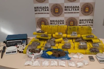 A Brigada Militar (BM) apreendeu aproximadamente 60 quilos de drogas em uma residência abandonada no bairro Mário Quintana, Zona Norte da Capital. Na noite de domingo (23), efetivo do 20º Batalhão de Polícia Militar (20º BPM) localizou oito quilos de cocaína, 55 quilos de maconha e quatro balanças de precisão no local.<!-- NICAID(15491045) -->