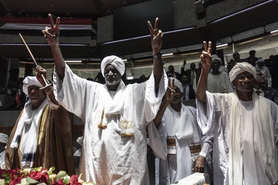 Delegates from Sudan's West Darfur State, sing and cheer ahead of their planned signing of the Government of Peace and Unity Charter, at the Kenyatta International Convention Centre (KICC) in Nairobi on February 18, 2025. (Photo by SIMON MAINA / AFP)Editoria: WARLocal: NairobiIndexador: SIMON MAINASecao: civil unrestFonte: AFPFotógrafo: STF<!-- NICAID(15982184) -->