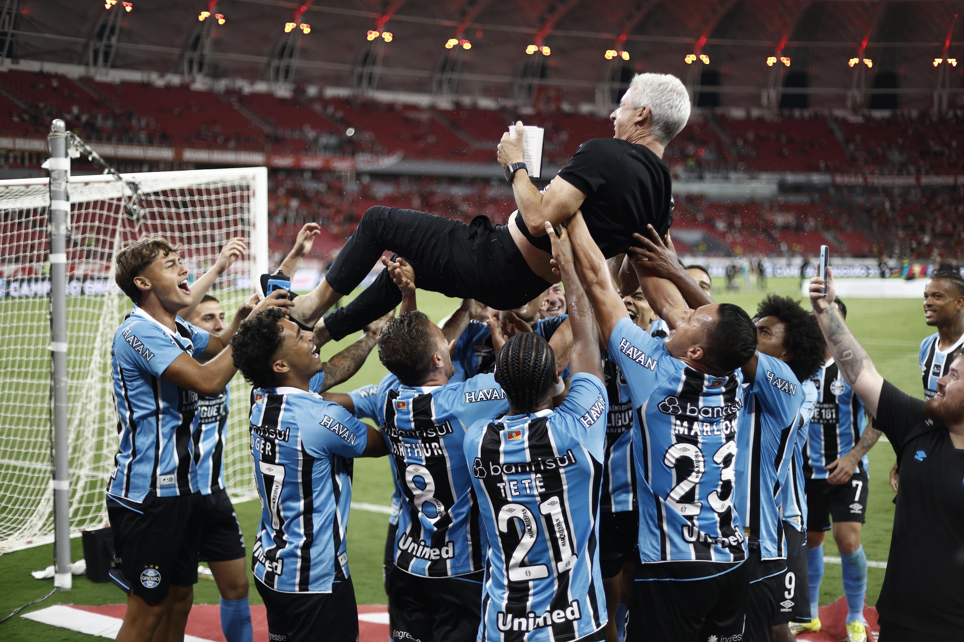 Reflex&atilde;o, credencial esquecida e cacoete de comandante: como Lu&iacute;s Castro festejou o seu primeiro t&iacute;tulo pelo Gr&ecirc;mio