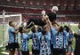 Reflexão, credencial esquecida e cacoete de comandante: como Luís Castro festejou o seu primeiro título pelo Grêmio