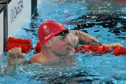 Britain's Adam Peaty reacts after winning a semifinal of the men's 100m breaststroke swimming event at the Paris 2024 Olympic Games at the Paris La Defense Arena in Nanterre, west of Paris, on July 27, 2024. (Photo by Oli SCARFF / AFP)<!-- NICAID(15825994) -->