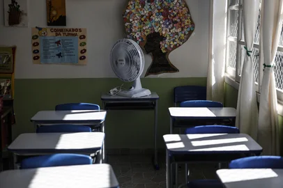 André Ávila / Agencia RBS PORTO ALEGRE, RS, BRASIL - 2025.02.25 - Com nova onda de calor, volta o debate sobre aulas acontecerem mesmo com altas temperaturas. Na escola estadual Cândido Portinari muitas salas não têm ar condicionado, tendo apenas ventilador de teto. A direção comprou de forma emergencial 10 pequenos ventiladores para distribuir em salas de aula que recebem cerca de 30 alunos cada. (Foto: André Ávila/ Agência RBS)Indexador: Andre Avila<!-- NICAID(15983329) -->