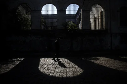 O ÚLTIMO MORADOR DO HOSPITAL PSIQUIÁTRICO SÃO PEDROPorto Alegre, RS, Brasil, 02-06-2025: Paciente de 44 anos no Hospital Psiquiátrico São Pedro. Depois de 25 anos internado na instituição, referência em saúde mental no Rio Grande do Sul, ele foi transferido para um residencial em Viamão. A partir da reforma psiquiátrica, o hospital ou a transferir os internos para residenciais e o atendimento ou a ser mais humanizado. Agora, pela primeira vez em 141 anos de funcionamento, o complexo onde chegaram a viver 5 mil pacientes simultaneamente - quatro vezes a capacidade atual da Santa Casa de Porto Alegre - não tem mais doente mental residindo em seus domínios. Foto: Mateus Bruxel / Agência RBSIndexador: MATEUS BRUXEL<!-- NICAID(16058163) -->