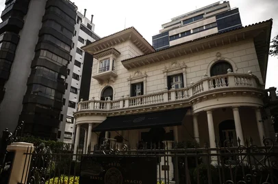 PORTO ALEGRE, RS, BRASIL, 13-02-2026: Cosntrutoras estão reformando casarões históricos e construindo prédios modernos junto aos terrenos desde que uma lei que dá incentivos a isso foi criada pela prefeitura. Vamos mostrar alguns exemplos. Foto: Jonathan Heckler/Agência RBS<!-- NICAID(16225019) -->