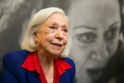 PORTO ALEGRE, RS, BRASIL, 01-10-2018. Sessão de autógrafos da fotobiografia da atriz Fernanda Montenegro no Salão de Atos da PUC.  (FOTO ANDRÉA GRAIZ/AGÊNCIA RBS)Indexador: Anderson Fetter<!-- NICAID(13765429) -->