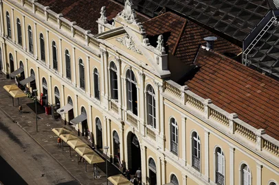 Porto Alegre, RS, Brasil, 14-01-2025: Expansão e transformação de negócios do Mercado Público. Bancas tradicionais, como a Banca do Holandês, a Japesca e o Café do Mercado, crescem para além dos portões do centro comercial e viram pequenas e grandes indústrias. Foto: Mateus Bruxel / Agência RBSIndexador: MATEUS BRUXEL<!-- NICAID(15953580) -->