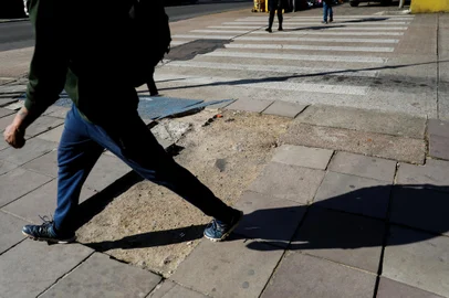 PORTO ALEGRE, RS, BRASIL, 31.08.2022: Buraco na via publica na esquina da Av. Julio de Castilhos com o Terminal Parobe em frente ao Mercado Publico da capital. Foto: Camila Hermes/Agencia RBS<!-- NICAID(15192982) -->
