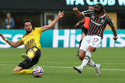 Fluminense's Uruguayan midfielder #17 Agustin Canobbio (R) shoots but fails to score during the FIFA Club World Cup 2025 Group F football match between Brazil's Fluminense and Germany's Borussia Dortmund at the MetLife stadium in East Rutherford, New Jersey on June 17, 2025. (Photo by FRANCK FIFE / AFP)<!-- NICAID(16061671) -->