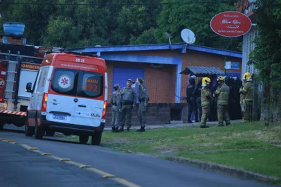 Segundo o subcomandante-geral da BM, a corporação foi acionada por volta das 23h por um casal de idosos. Os relatos davam conta que eles sofriam maus-tratos e que o filho passou a impedi-los de sair. Quando a guarnição chegou ao local, o homem passou a disparar contra os policiais<!-- NICAID(15896814) -->
