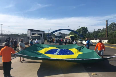 Trabalhadores bloqueiam o de caminhões a empresas junto da Refap<!-- NICAID(14927762) -->