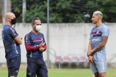 Centroavante Giovane Gomes foi apresentado nesta segunda-feira (3) no Caxias. Jogador vai para a sua segunda passagem com a camisa grená<!-- NICAID(14981723) -->