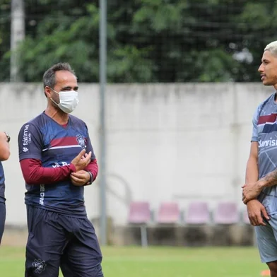 Centroavante Giovane Gomes foi apresentado nesta segunda-feira (3) no Caxias. Jogador vai para a sua segunda passagem com a camisa grená<!-- NICAID(14981723) -->