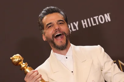 Brazilian actor Wagner Moura poses in the press room with the Best Actor in a Motion Picture  Drama award for "The Secret Agent" during the 83rd annual Golden Globe Awards at the Beverly Hilton hotel in Beverly Hills, California, on January 11, 2026. (Photo by Etienne Laurent / AFP) / -- IMAGE RESTRICTED TO EDITORIAL USE - STRICTLY NO COMMERCIAL USE --<!-- NICAID(16202394) -->