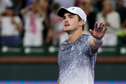 INDIAN WELLS, CALIFORNIA - MARCH 08: Joao Fonseca of Brazil waves to the crowd after his straight sets victory against Tommy Paul of the United States in their third round match of the BNP Paribas Open at Indian Wells Tennis Garden on March 08, 2026 in Indian Wells, California.   Clive Brunskill/Getty Images/AFP (Photo by CLIVE BRUNSKILL / GETTY IMAGES NORTH AMERICA / Getty Images via AFP)<!-- NICAID(16242386) -->