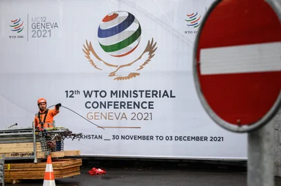 A worker removes fences next to the entrance of the World Trade Organization (WTO) headquarters on November 27, 2021 in Geneva after next week's WTO ministerial conference, the global trade body's biggest gathering in four years, was postponed at the last minute due to the new Omicron Covid-19 variant. (Photo by Fabrice COFFRINI / AFP)Editoria: FINLocal: GenevaIndexador: FABRICE COFFRINISecao: diplomacyFonte: AFPFotógrafo: STF<!-- NICAID(14952999) -->