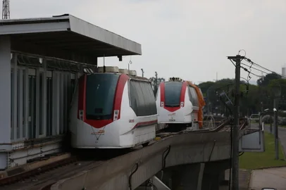 PORTO ALEGRE, RS, BRASIL - 10.11.2020 - Imagens do aeromóvel entre o trensurb e o aeroporto Salgado Filho. Um trem está parado, estragado, e sem previsão para retomada. (Foto: Jefferson Botega/Agencia RBS)<!-- NICAID(14639175) -->