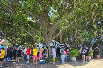 Fãs enfrentam calor em Copacabana, no Rio de Janeiro, à espera de megashow de Shakira neste sábado