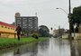 Arroio Sarandi transborda, alaga ruas e bloqueia trânsito na zona norte de Porto Alegre