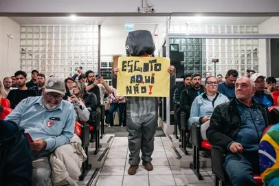 Audiência pública em Imbé para debater a construção de uma nova tubulação que levará o esgoto tratado da ETE II, em Xangri-Lá, até o ponto de descarte na bacia Rio Tramandaí. - Foto: Nathália Schneider/Divulgação<!-- NICAID(15841947) -->